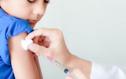 La importancia de vacunar a los niños antes de que regresen a la escuela 
