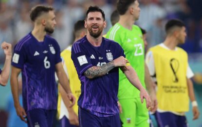 Argentina supera a Polonia a pesar de que Messi falla un penal para avanzar
