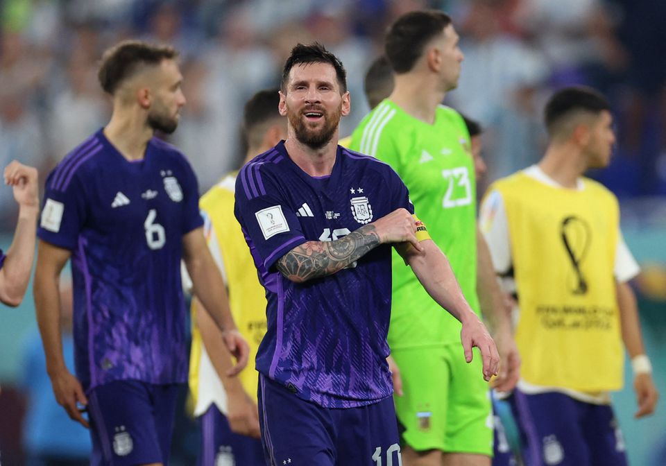 Argentina supera a Polonia a pesar de que Messi falla un penal para avanzar