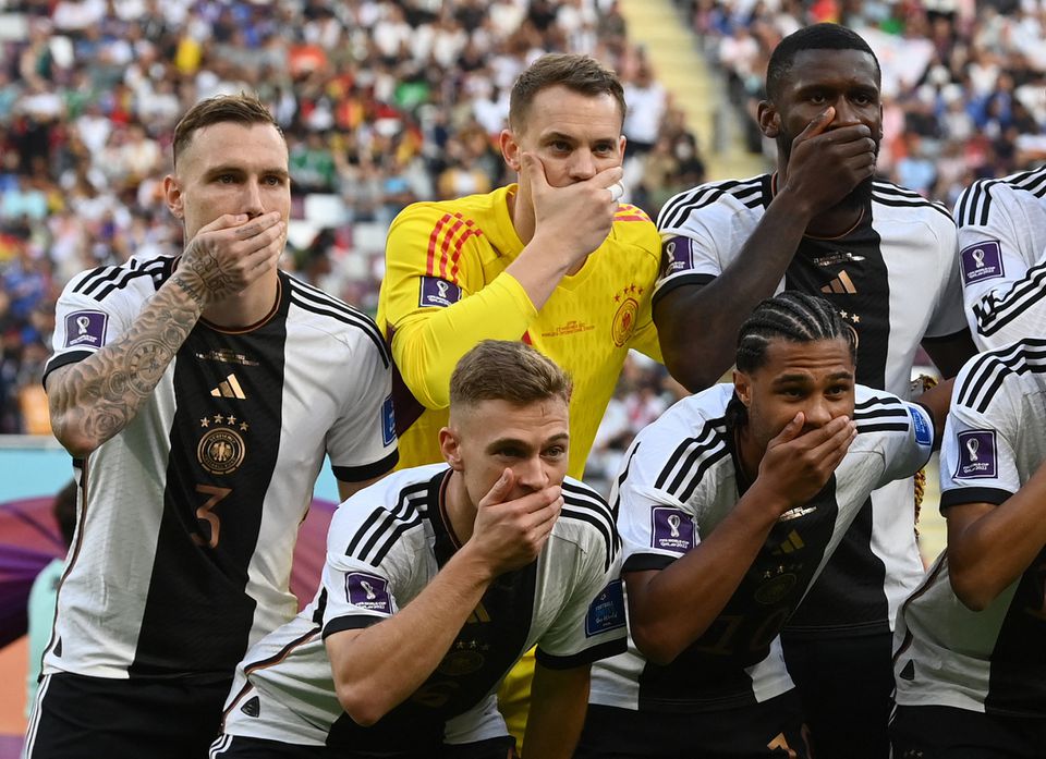 Los jugadores de Alemania cubren la boca en la foto del equipo en medio de la fila del brazalete