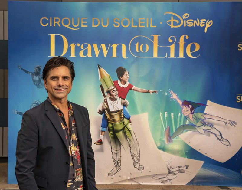 John Stamos, fanático de larga data de Disney y Cirque du Soleil, celebra el estreno de Drawn to Life, la muy esperada nueva colaboración de los dos íconos creativos. El espectáculo se estrenó el 18 de noviembre de 2021 en Walt Disney World Resort en Lake Buena Vista, Florida (Kent Phillips, fotógrafo).