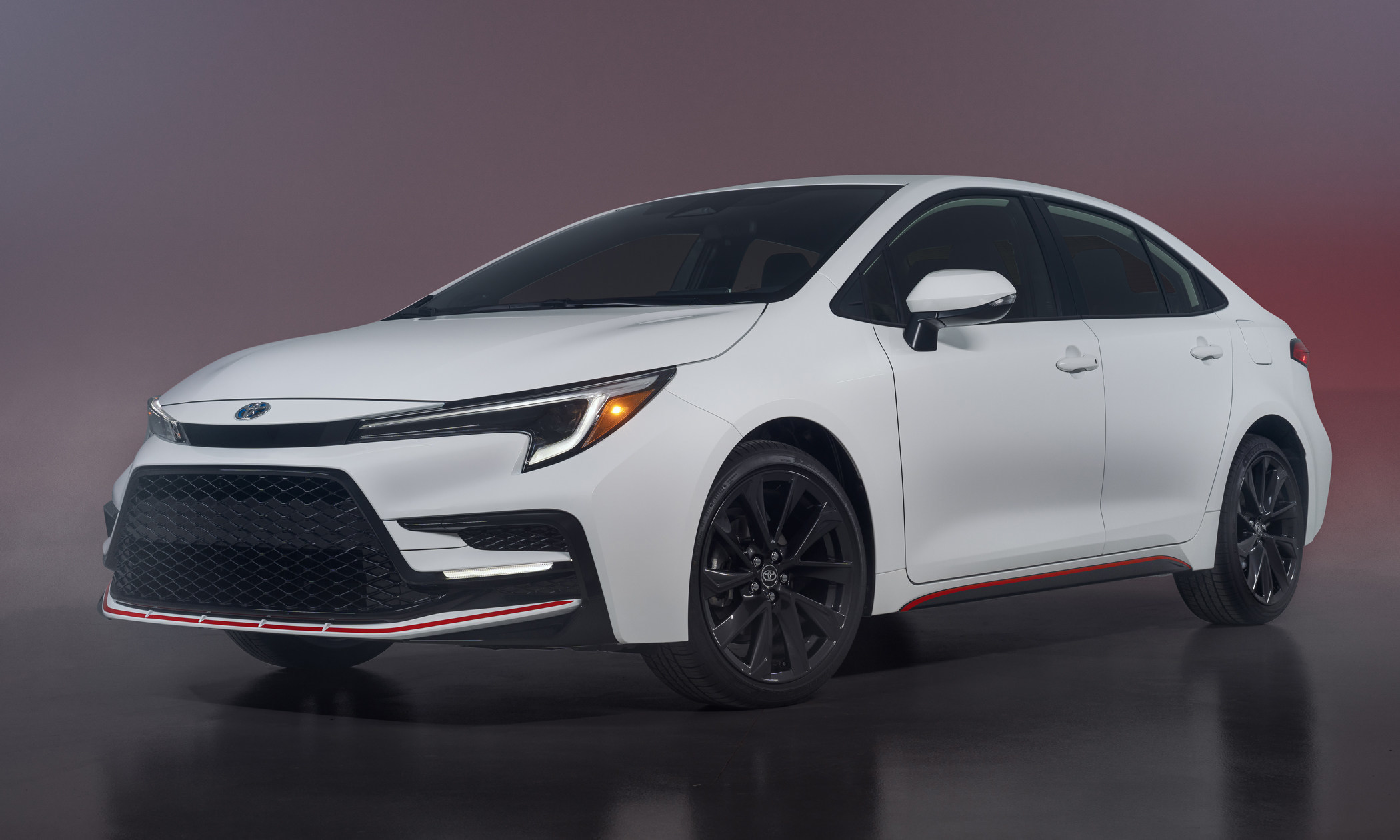 Toyota potencia el Corolla Hybrid 2023 con la nueva Infrared Edition, nuevas versiones y AWD disponible